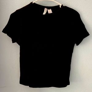 A black t-shirt. Size M/L. Brand; H&M